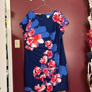 MONROE&MAIN Pretty 🤩 pre-owned dress.